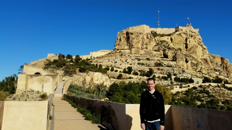 Walking along the walls up to the castle.